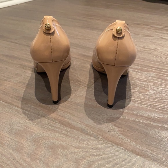 Stuart Weitzman patent pumps open toe - Picture 4 of 6